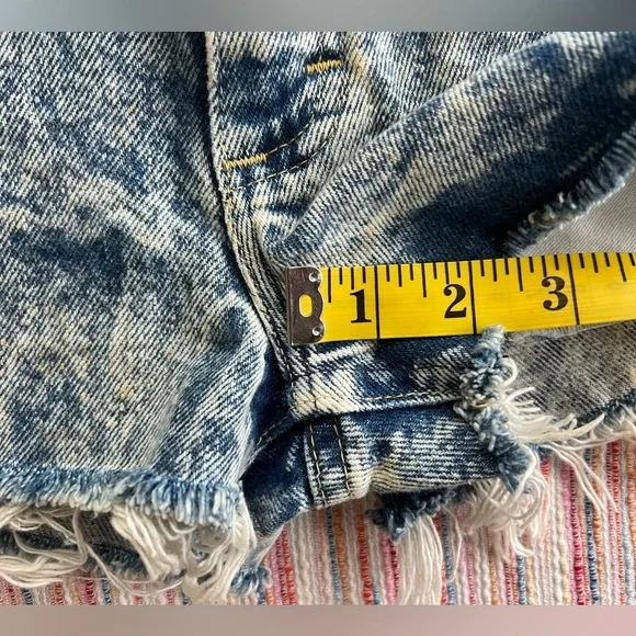 Vintage Lee Acid Wash Denim Cut Off Jean Shorts 26 100% cotton - Picture 8 of 9